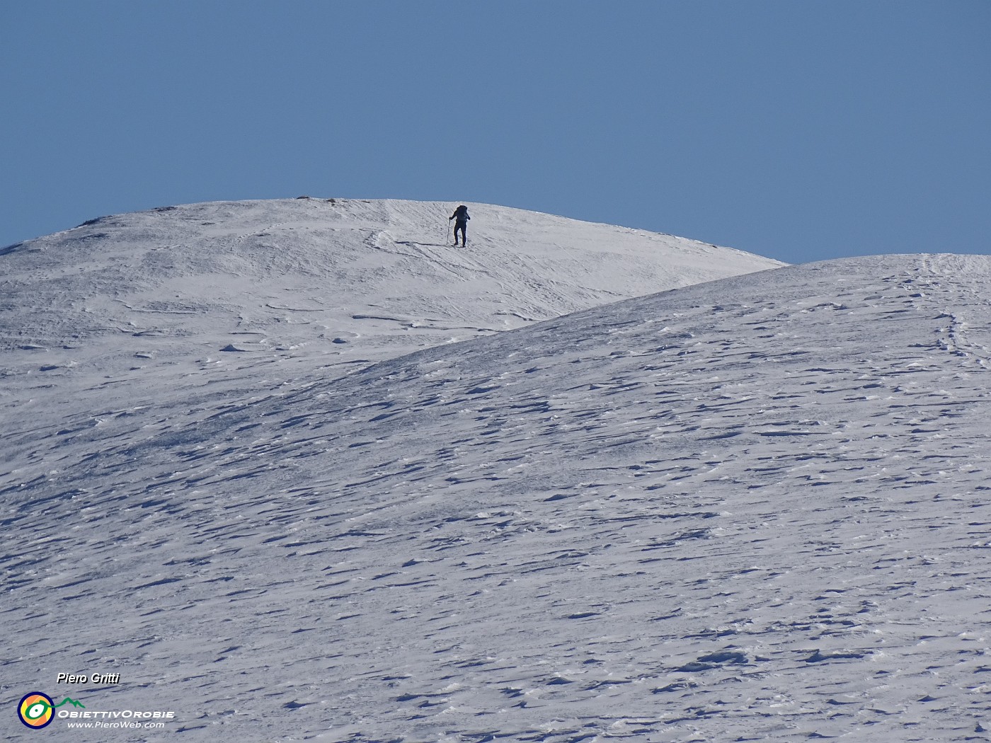 59 Raffaele in pochi minuti in vetta al Montu (1854 m)...zoom.JPG